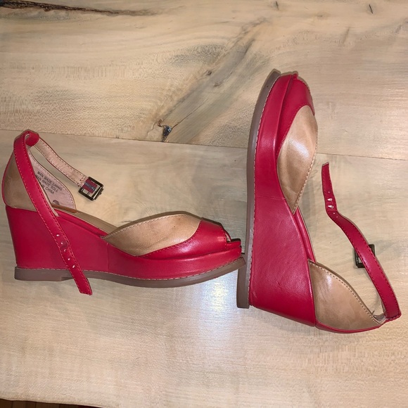 🌹Miz Mooz Vintage Red & Tan Peep-toe heels🌹 - Picture 2 of 3